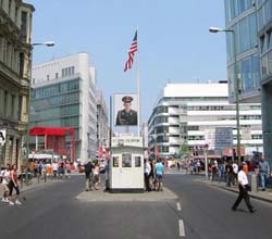 Fotografía del Checkpoint Charlie sacada de la Wikipedia