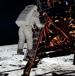 Aldrin baja la escalerilla del módulo lunar durante la misión Apollo 11